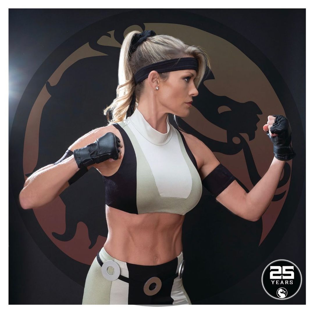 Mortal Kombat: Atriz da Sonya nos jogos posta fotos e vídeo com traje