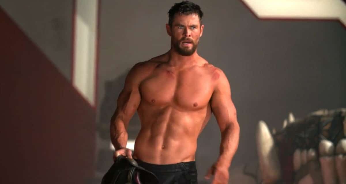 Cadê o tanquinho do Thor? Chris Hemsworth aparece bem mais magro em foto