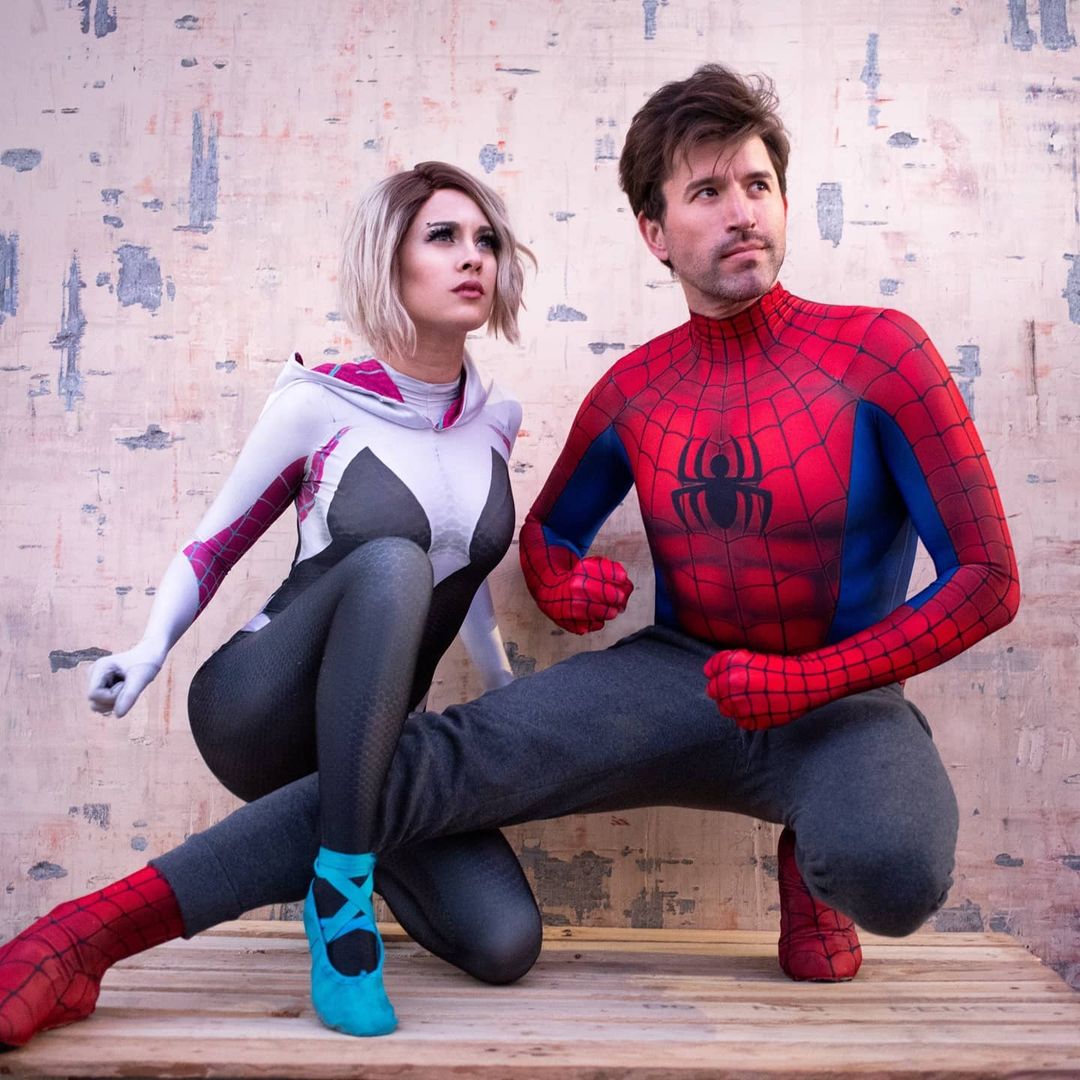 Cosplayers recriam Spider-Gwen e Homem-Aranha em seu próprio Aranhaverso