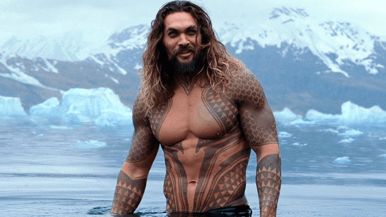 Jason Momoa fez uma tatuagem tradicional do Havaí na cabeça e disse que foi  um momento poderoso em sua vida